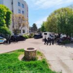fotovideo desfasurare de forte baietii din km 4 5 insotiti de mascati la instanta vor fi dusi la poarta alba 6a01912392949