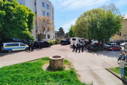 fotovideo desfasurare de forte baietii din km 4 5 insotiti de mascati la instanta vor fi dusi la poarta alba 6a01912392949