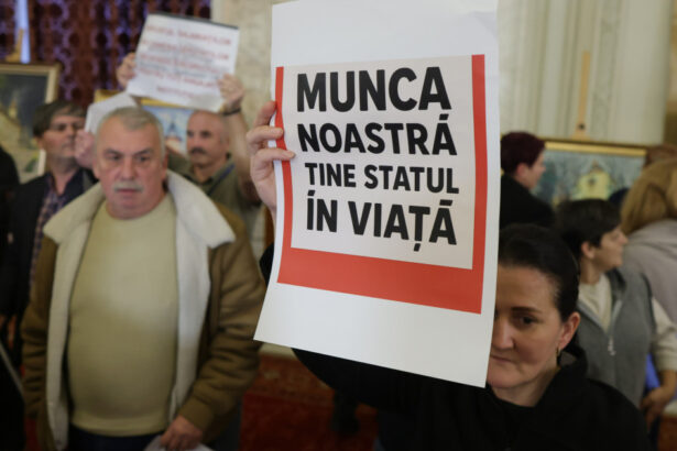 functionarii din parlament ameninta cu greva generala din cauza noii legi a salarizarii nu solicitam privilegii 6a182700dfd2a