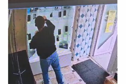 hotul de telefoane din mall luat pe sus cu forta din city park mall si agresat de mai multi indivizi 6a0cfaa2d184d