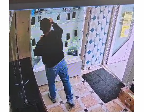 hotul de telefoane din mall luat pe sus cu forta din city park mall si agresat de mai multi indivizi 6a0cfaa2d184d