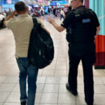 pasagerul unei curse aeriene londra luton bacau dat jos din avion dupa ce a furat ochelari de soare din duty free 6a18b726e610e