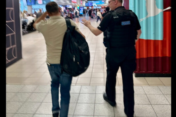 pasagerul unei curse aeriene londra luton bacau dat jos din avion dupa ce a furat ochelari de soare din duty free 6a18b726e610e