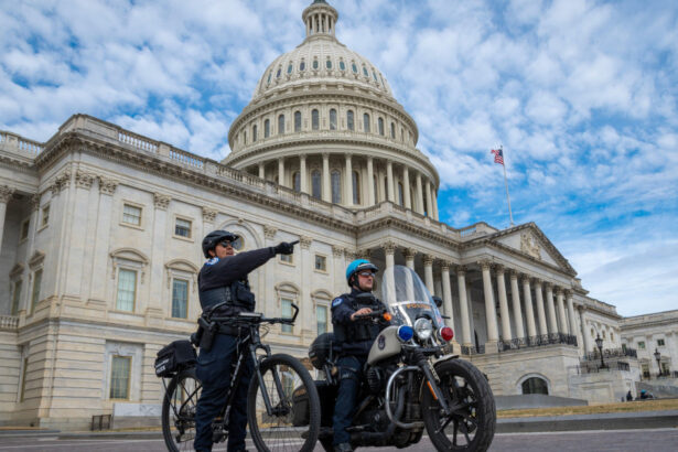 politisti de la capitoliu cer in instanta blocarea fondului de 18 miliarde de dolari creat de trump 6a0e241d5cb5f
