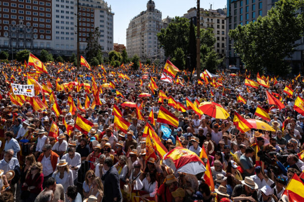 proteste in madrid la resedinta premierului pedro sanchez manifestantii au fortat cordonul de securitate 6a11c0b70c313