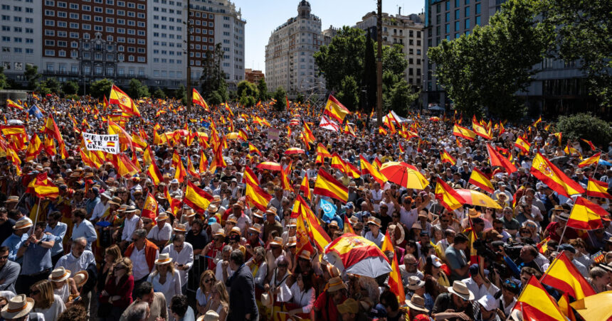 proteste in madrid la resedinta premierului pedro sanchez manifestantii au fortat cordonul de securitate 6a11c0b70c313