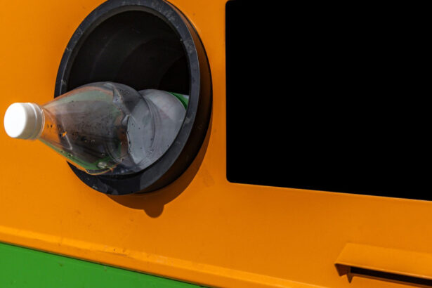 un barbat a stabilit un nou record in sistemul de reciclare dupa ce a introdus 8 000 de sticle in opt ore 6a15e2eec61c8