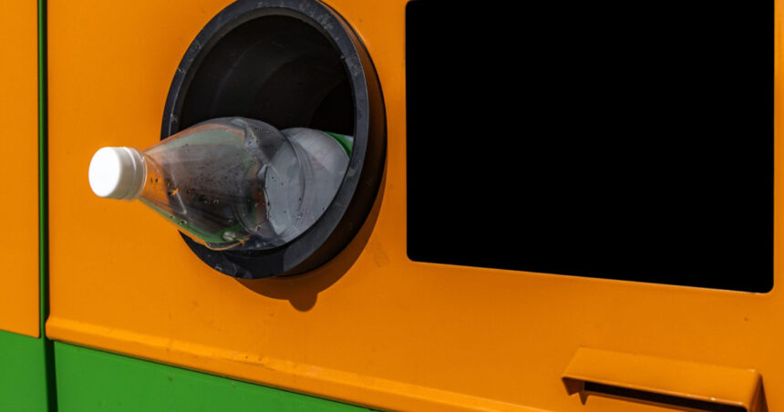 un barbat a stabilit un nou record in sistemul de reciclare dupa ce a introdus 8 000 de sticle in opt ore 6a15e2eec61c8