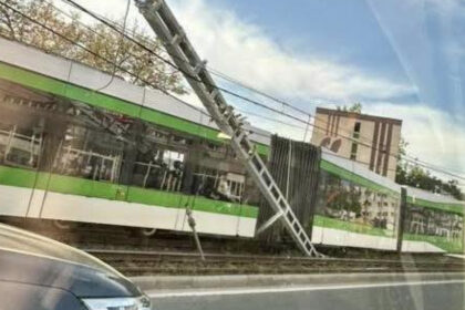 un tramvai a deraiat pe strada valea cascadelor din capitala patru persoane au fost duse la spital 69fcc15166c1e