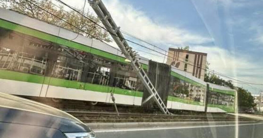 un tramvai a deraiat pe strada valea cascadelor din capitala patru persoane au fost duse la spital 69fcc15166c1e