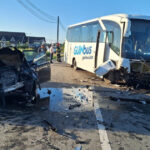 video accident grav intre un autocar care transporta mineri si un autoturism unul dintre soferi ar fi adormit la volan 6a1a9fcd64364