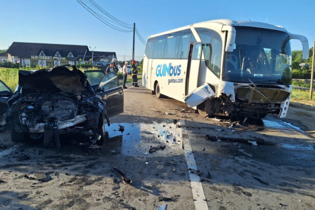 video accident grav intre un autocar care transporta mineri si un autoturism unul dintre soferi ar fi adormit la volan 6a1a9fcd64364