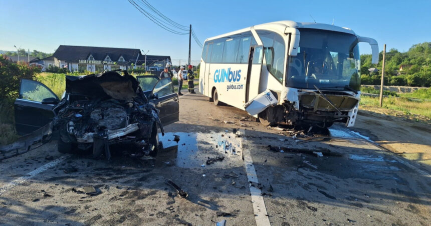 video accident grav intre un autocar care transporta mineri si un autoturism unul dintre soferi ar fi adormit la volan 6a1a9fcd64364