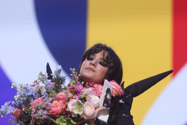 video alexandra capitanescu primele declaratii la intoarcerea acasa artista a fost intampinata cu aplauze la aeroport 6a09debead510