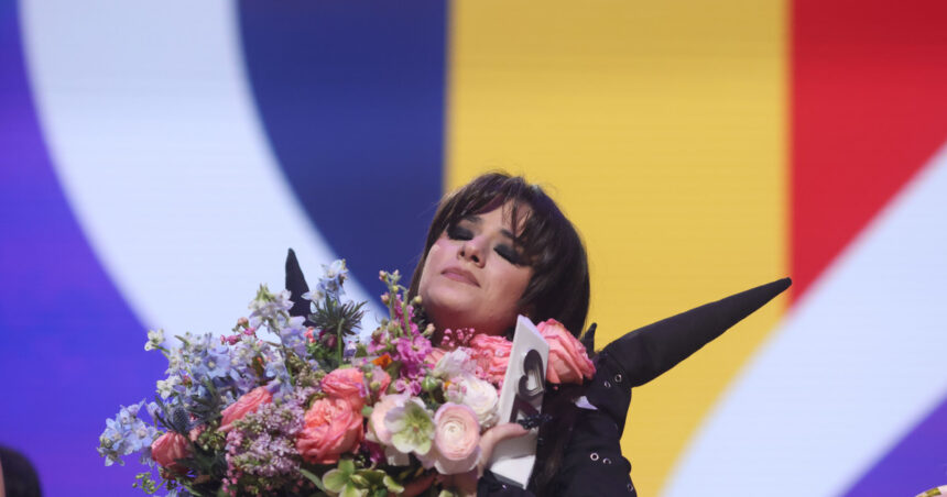 video alexandra capitanescu primele declaratii la intoarcerea acasa artista a fost intampinata cu aplauze la aeroport 6a09debead510
