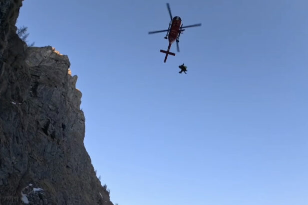 video au avut mare noroc doi turisti din capitala salvati dupa ce au cazut 100 de metri intr o rapa din masivul caraiman 6a1307af65507