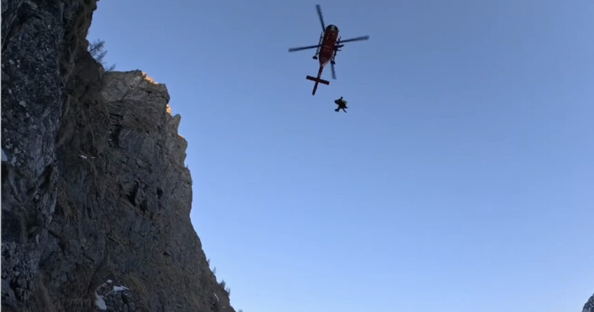 video au avut mare noroc doi turisti din capitala salvati dupa ce au cazut 100 de metri intr o rapa din masivul caraiman 6a1307af65507