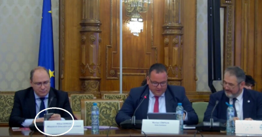 video eleva de clasa a v a discurs in lacrimi despre presiunea din scoala in timp ce ministrul educatiei statea pe telefon 6a16a4465ca9b