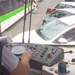 video exasperata de circulatia din bucuresti o femeie s a dat jos din tramvai si a facut ordine in trafic doamna hai dati va sa trecem 6a1037287267a