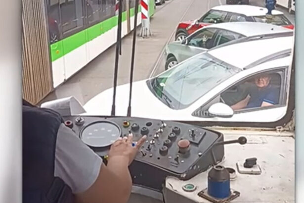 video exasperata de circulatia din bucuresti o femeie s a dat jos din tramvai si a facut ordine in trafic doamna hai dati va sa trecem 6a1037287267a