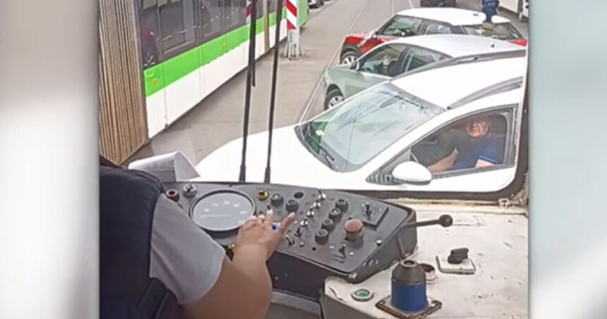 video exasperata de circulatia din bucuresti o femeie s a dat jos din tramvai si a facut ordine in trafic doamna hai dati va sa trecem 6a1037287267a