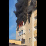 video incendiu puternic intr un bloc din arad zeci de persoane s au autoevacuat dupa ce un apartament a luat foc 6a0c1bcb18fa7
