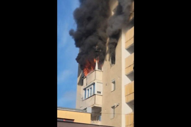 video incendiu puternic intr un bloc din arad zeci de persoane s au autoevacuat dupa ce un apartament a luat foc 6a0c1bcb18fa7