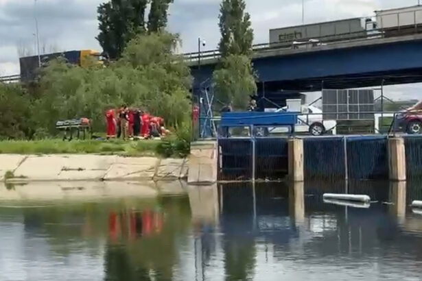 video interventie pentru salvarea a doi adolescenti cazuti intr un lac din chitila au fost scosi din apa si sunt transportati la spital 6a05bc8ccb96c