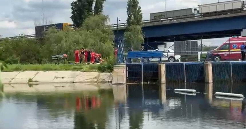 video interventie pentru salvarea a doi adolescenti cazuti intr un lac din chitila au fost scosi din apa si sunt transportati la spital 6a05bc8ccb96c