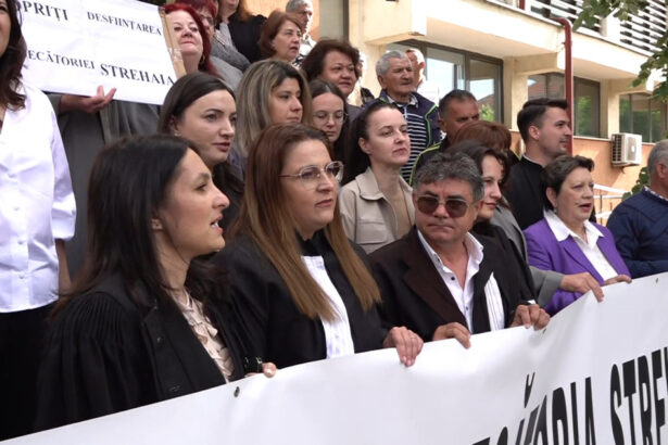 video judecatoria strehaia risca sa fie desfiintata din lipsa de judecatori protest al angajatilor si localnicilor 6a10023ed5544