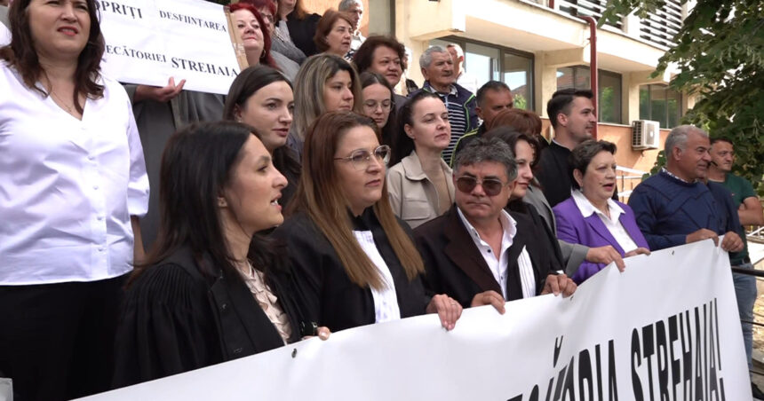 video judecatoria strehaia risca sa fie desfiintata din lipsa de judecatori protest al angajatilor si localnicilor 6a10023ed5544