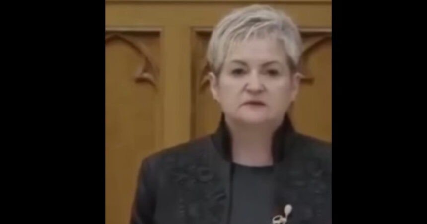 video o deputata a depus juramantul in limba romana in parlamentul de la budapesta lider udmr cum s ar umfla in pene sovinii la noi 6a009663e1b22