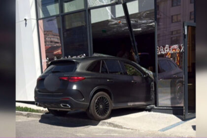 video o soferita de 71 de ani din galati a intrat cu masina intr un bancomat si a accidentat o femeie 6a084a74afdb2
