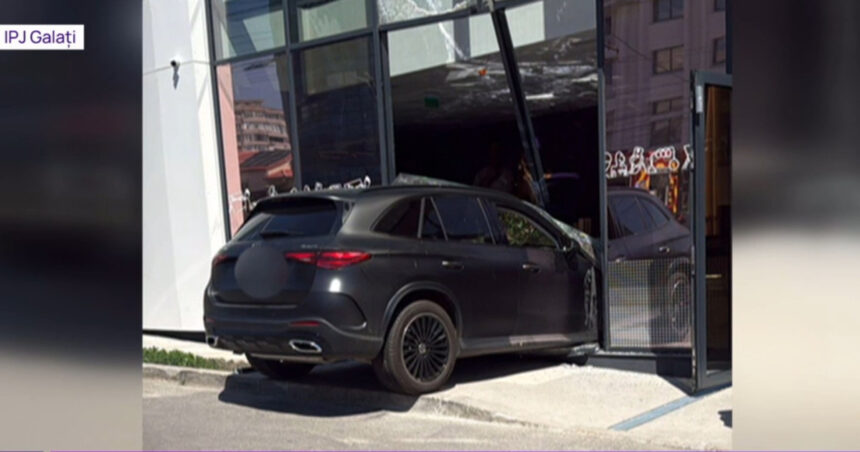 video o soferita de 71 de ani din galati a intrat cu masina intr un bancomat si a accidentat o femeie 6a084a74afdb2