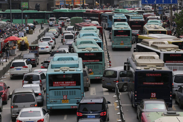 video tragedie in china 13 morti dupa ce un microbuz s a ciocnit de un camion pe o autostrada din henan 6a17f98426320