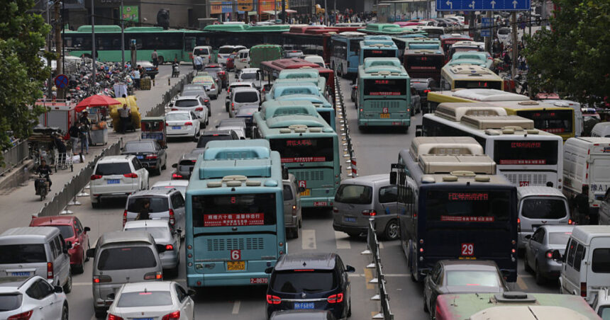 video tragedie in china 13 morti dupa ce un microbuz s a ciocnit de un camion pe o autostrada din henan 6a17f98426320
