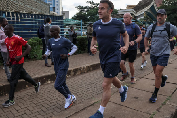 videofoto macron alergare matinala pe strazile din nairobi impreuna cu dublul campion olimpic kipchoge inaintea summitului africa forward 6a01d294834ff
