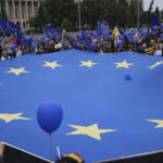 videofoto sute de oameni s au strans la un mars de ziua europei in centrul capitalei manifestantii au ajuns in piata victoriei 69ff796aacfa6