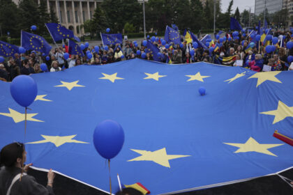 videofoto sute de oameni s au strans la un mars de ziua europei in centrul capitalei manifestantii au ajuns in piata victoriei 69ff796aacfa6