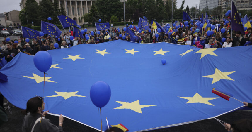 videofoto sute de oameni s au strans la un mars de ziua europei in centrul capitalei manifestantii au ajuns in piata victoriei 69ff796aacfa6