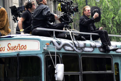 videofoto u2 spectacol pe strazile din mexico city pentru filmarile noului single al trupei street of dreams 6a05763cbb0b8