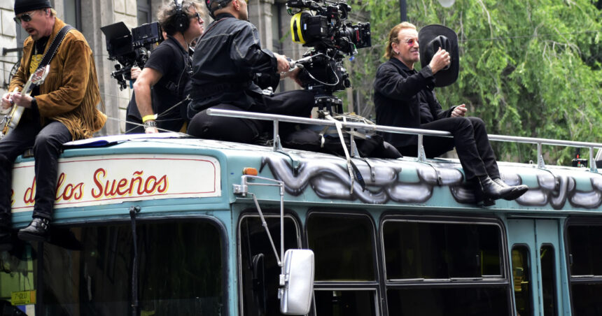videofoto u2 spectacol pe strazile din mexico city pentru filmarile noului single al trupei street of dreams 6a05763cbb0b8