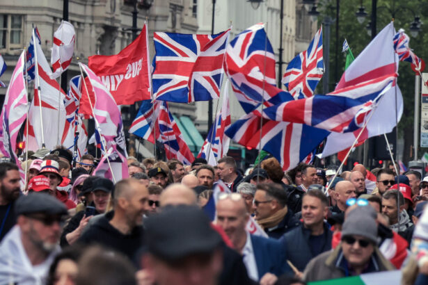 videofoto zeci de mii de oameni la doua marsuri rivale la londra protest anti imigratie si unul pro palestinian 4 000 de politisti mobilizati 6a087838c9e89