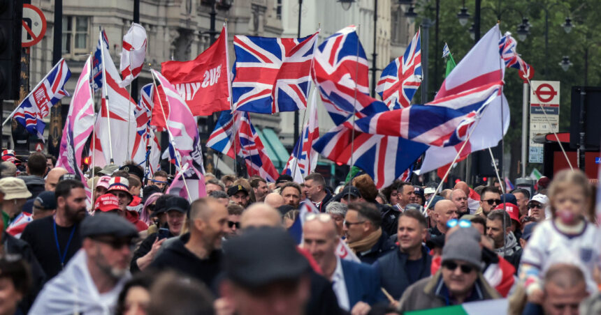videofoto zeci de mii de oameni la doua marsuri rivale la londra protest anti imigratie si unul pro palestinian 4 000 de politisti mobilizati 6a087838c9e89