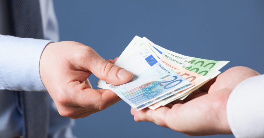 acuzatii de trafic de influenta in arges barbat prins dupa ce ar fi promis interventii la un judecator pentru 5 000 de euro 6a38eefee0d66