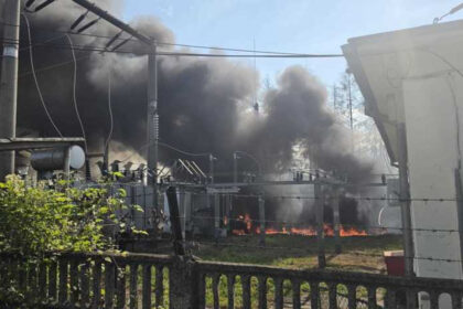 alerta in dambovita incendiu la un punct de transformare electrica zeci de persoane au fost evacuate 6a3d53cde6c08
