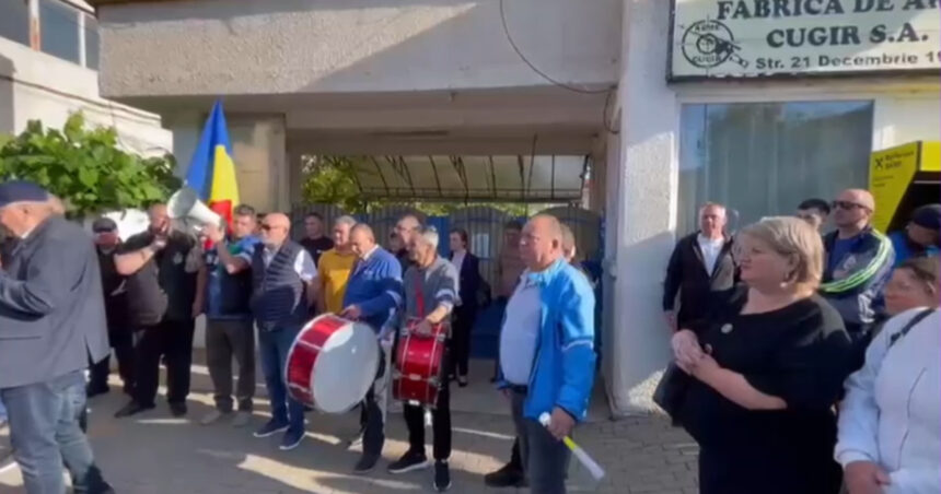 angajatii fabricii de arme cugir au intrat in greva spontana a doua zi de protest pentru ca nu au fost platiti 6a324cf49038d