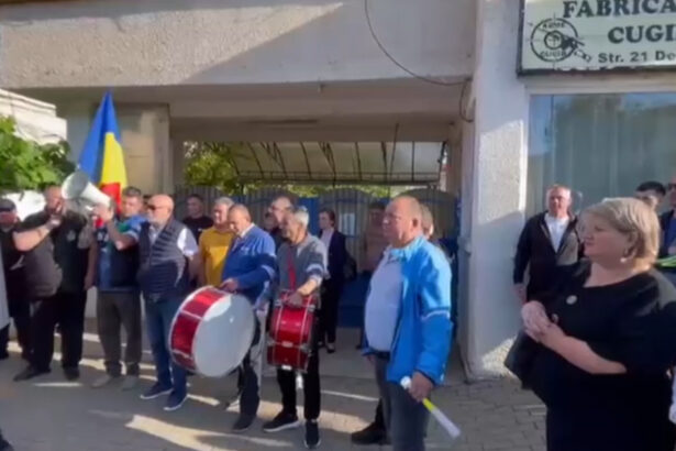 angajatii fabricii de arme cugir au intrat in greva spontana a doua zi de protest pentru ca nu au fost platiti 6a324cf4903c5
