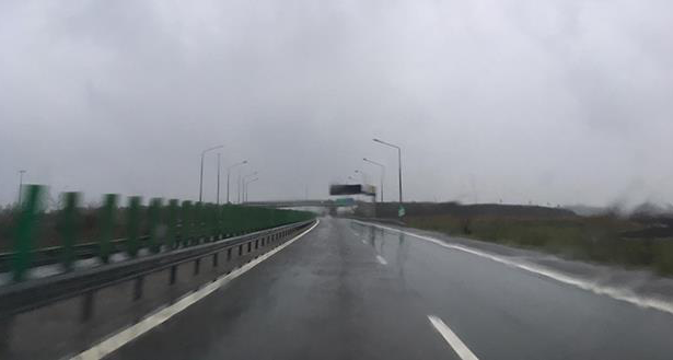 atentie soferi se circula pe carosabil umed pe autostrazile a1 a2 si a3 6a1fc69522565