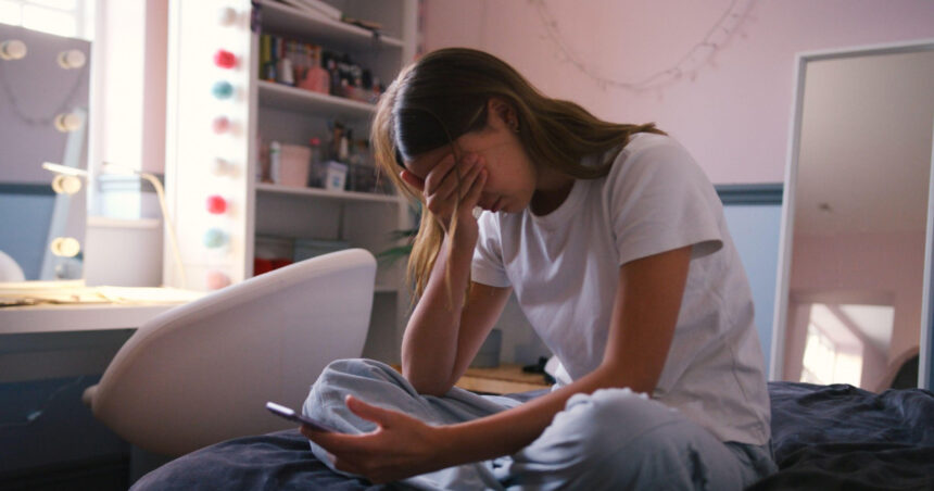 cate ore pe zi pe retelele sociale cresc riscul de depresie la adolescenti concluziile unui studiu desfasurat timp de un deceniu 6a2e3fa489692